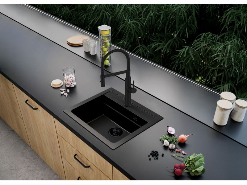 črno kuhinjsko korito s črnim odtokom Alveus Atrox Black Edition in moderno, visoko, kuhinjsko pipo v elegantni kuhinji