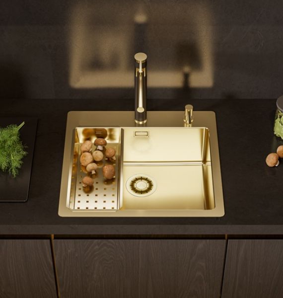 Zlato kuhinjsko pomivalno korito Alveus v kombinaciji s črno-zlato kuhinjsko pipo v popolnoma črni kuhinji v kobinaciji s črno-zlato kuhinjsko pipo