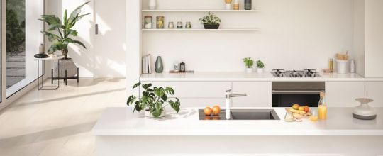 Bijela kuhinja i sudoper od nehrđajućeg čelika