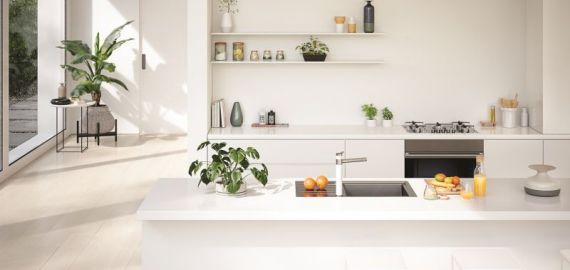 Bijela kuhinja i sudoper od nehrđajućeg čelika